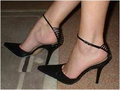 Paire de derbies en cuir ciré présentée en boutique de chaussures